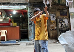 ユニセフ・ベナン親善大使のゼイナブ・バビブ氏（右）とマラリア撲滅キャンペーンで、蚊帳を提供された親子。