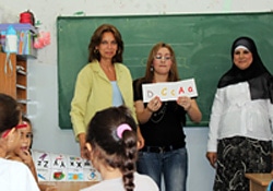 ユニセフ・ベナン親善大使のゼイナブ・バビブ氏（右）とマラリア撲滅キャンペーンで、蚊帳を提供された親子。