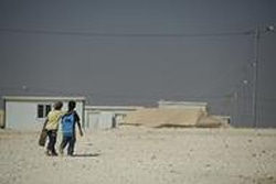 学校から帰宅する少年。ヨルダン・ザータリ難民キャンプ。