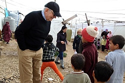 避難民の子どもと会話するレーク事務局長