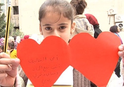 手紙を見せる女の子