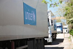 シリアに向かう支援物資を積んだトラック