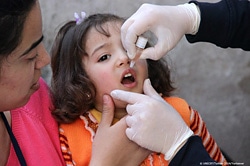 予防接種を受ける女の子。