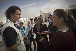 ユニセフ教育専門官と避難民の女性と話をするブルーム大使
