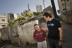 12歳の男の子と話をするブルーム大使