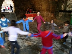 避難所でダンスをする子どもたち