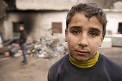 シリアからトルコへ避難している14歳の男の子。