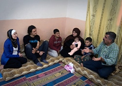 ユニセフ親善大使のオーランド・ブルームとエスマイルくん一家