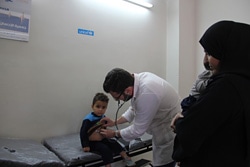 アレッポ市内にあるユニセフが支援する診療所で診察を受ける子ども