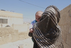 シリア難民のリームさんと生後2カ月の息子。