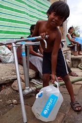 水を汲む男の子。