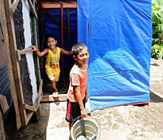 新しく建てられたトイレを使う子どもたち