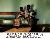 栄養不良の子どもを抱く母親たち