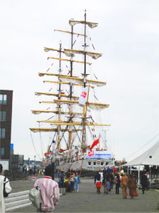 代表チームの宿泊所となった帆船ダー・モジェジー号