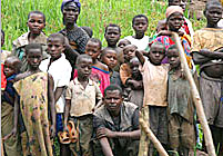 ニャンザレの避難民キャンプの人々