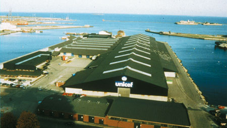 ユニセフ物資集積センター（倉庫）の外観