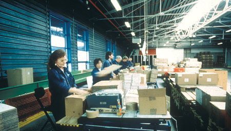 プロダクションラインで作業中