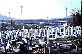 サラエボ市内＜コソボ・スタジアム横の墓地＞
