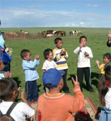 遊牧民の子どもたちの幼稚園。気候がよい季節には草原での青空教室となる