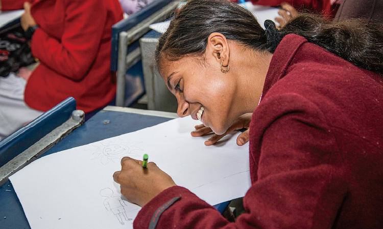 公立学校での心の健康を保つためのアートセラピーの様子（インド）