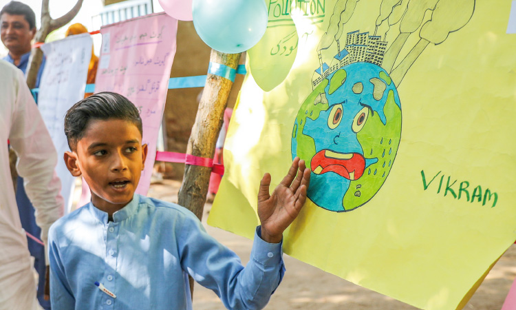 大規模な洪水で被災したパキスタンの学校で気候変動と環境について学んだことを発表する生徒