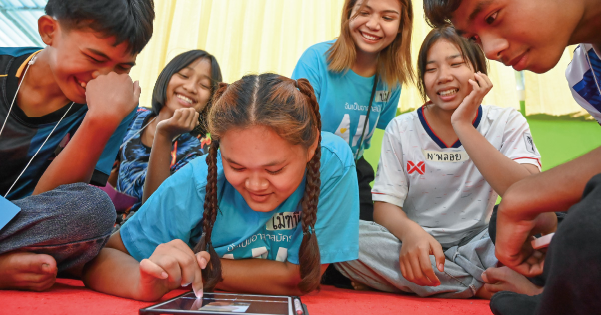 上腕計測メジャーで、栄養不良を意味する「赤」が示された2歳の女の子（ガザ地区）