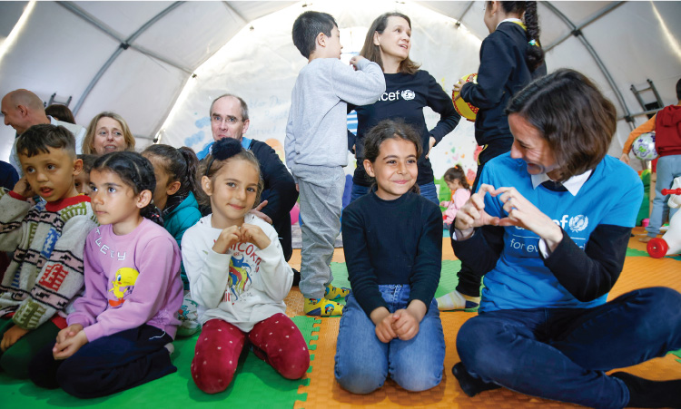 ユニセフの「子どもにやさしい空間」で笑顔を見せる子どもたち（トルコ）