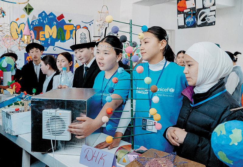 STEM教育で学んだ成果を発表する女の子たち（キルギス）