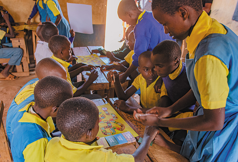 カードゲームを通じて衛生習慣を学ぶ子どもたち（ケニア）