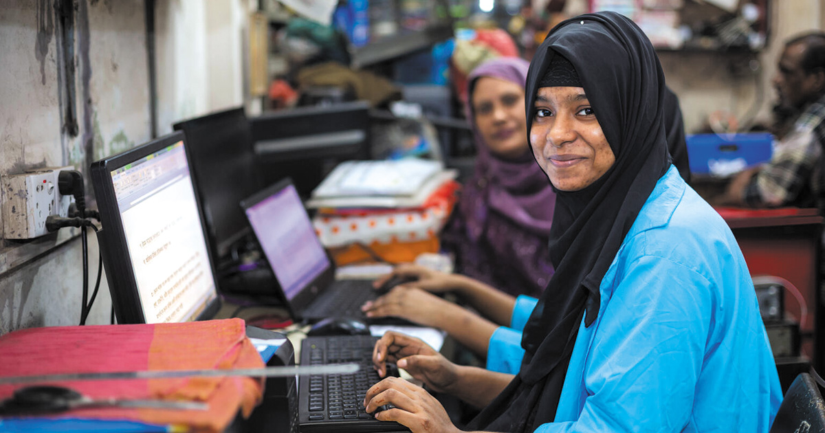 代替教育システムの一環でスキル習得を目指す女の子たち（バングラデシュ）