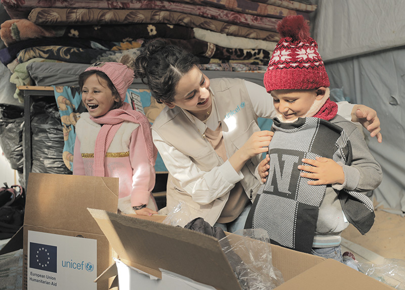 ユニセフが届けた冬服を手に喜ぶ子どもたち（パレスチナ、ガザ地区）