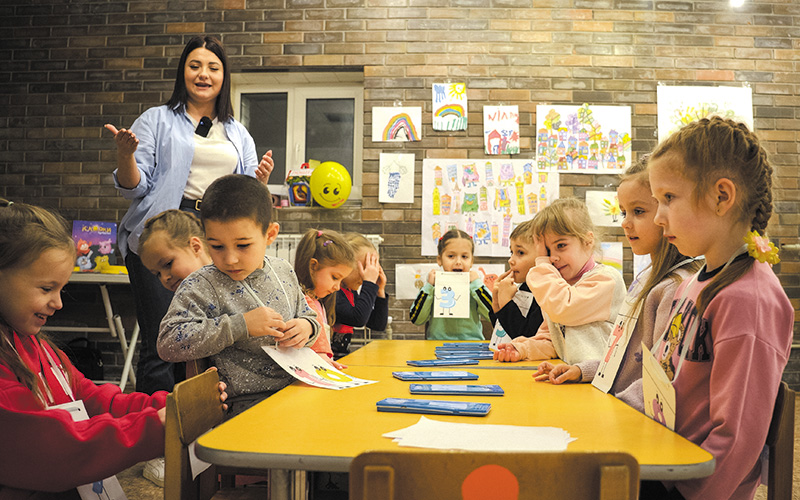 シェルター内の幼児教室で授業を受ける子どもたち（ウクライナ）