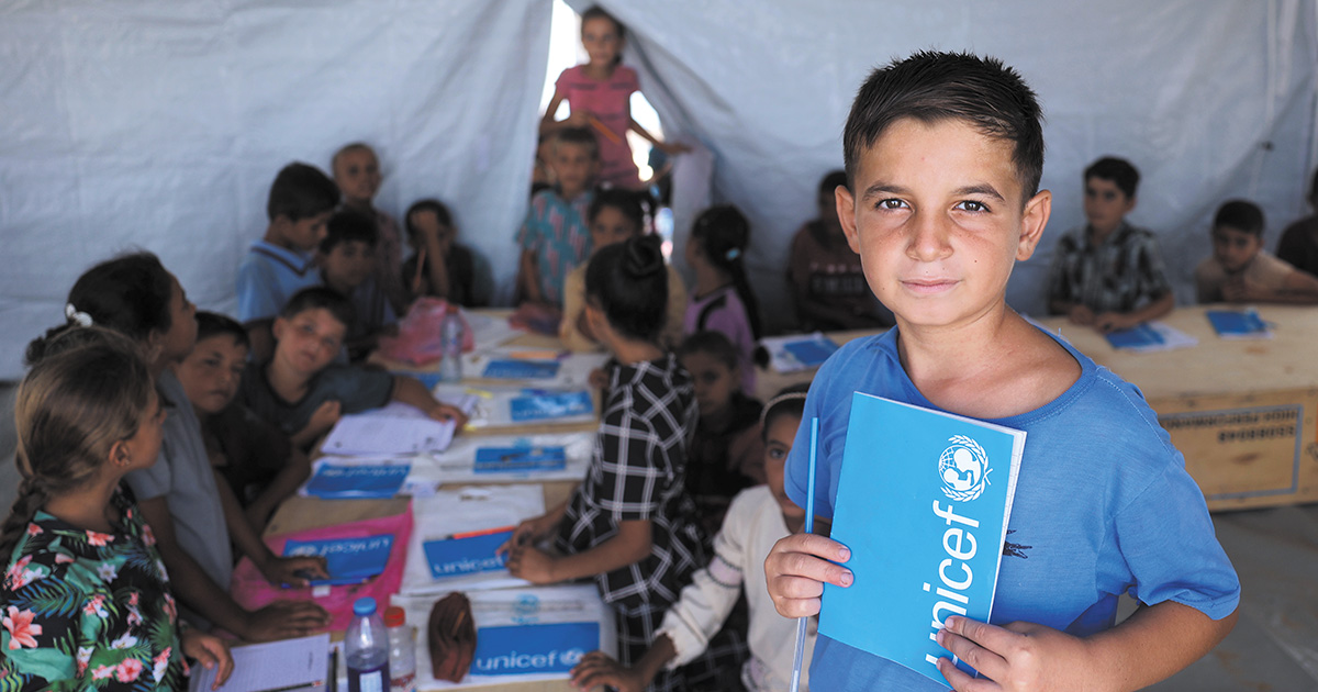 ユニセフが支援する学習センターで学ぶ10歳のライスくん（パレスチナ、ガザ地区）