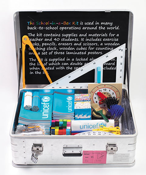 ユニセフの緊急支援物資「箱の中の学校」