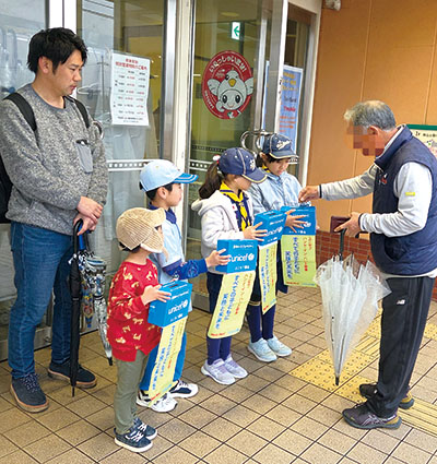 「第47回ハンド・イン・ハンド募金キャンペーン」でユニセフ募金を呼びかけるボーイスカウトの子どもたち