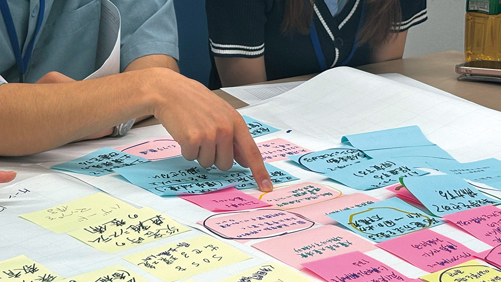 寄せられた声をひとつの宣言にまとめるワークショップ参加者たち