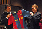 記者会見でユニセフロゴ入りユニフォームを披露するホアン・ラポルタ FCバルセロナ会長（左）とアン・ベネマン ユニセフ事務局長（右）