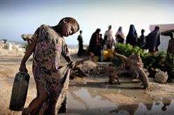 水を運ぶ女の子（ソマリア）
