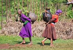 水を汲んで家に帰る女の子（エチオピア）