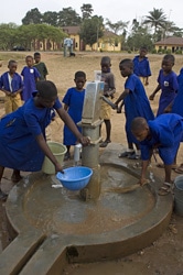 ポンプで水を汲む生徒（ナイジェリア）