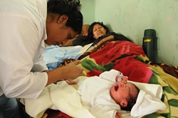 新生児に予防接種をする看護師（グアテマラ）