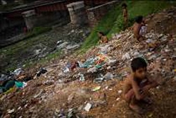 屋外排泄をする男の子（インド）