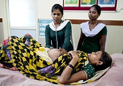 健診を受ける妊娠9か月の母親（インド）