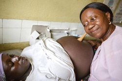 妊婦の診察を行う保健員（シエラ・レオネ）