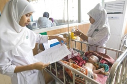 新生児ケアユニットで診察を行う看護師（バングラデシュ）