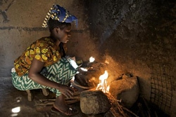 家族のために料理をする13歳で結婚した女の子（タンザニア）