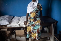 診療所で妊産婦健診を受ける10代の女の子（ガーナ）