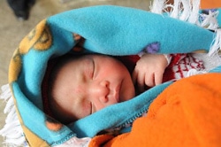 毛布に包まれて眠る赤ちゃん（グアテマラ）
