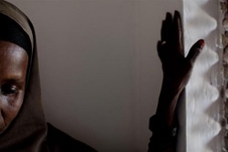 紛争から逃れ、身を寄せていた避難先でレイプの被害にあった女性。