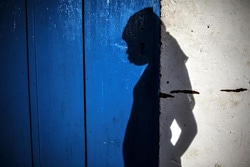 武装勢力に徴用された後、何度も性的虐待を受けていた16歳の女の子。